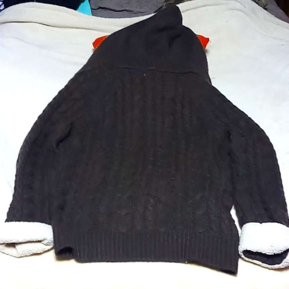 Cabela's deer lodge hooded sweater. Brown and cream. - Picture 3 of 5